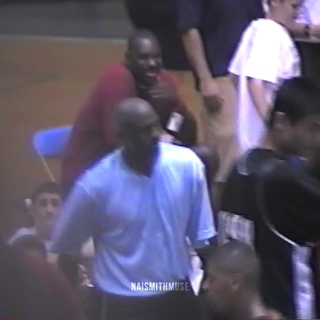 500.com-珍贵影像！姚明17岁时参加乔丹飞行学院训练营 多次高质量护筐